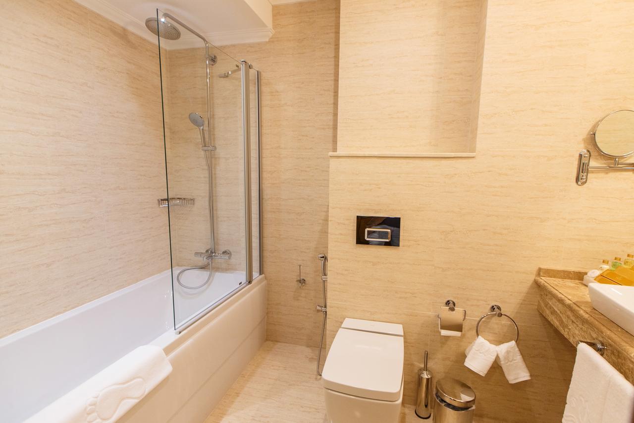 Sultan Palace Hotel Atyraū Esterno foto Bathroom with shower screen