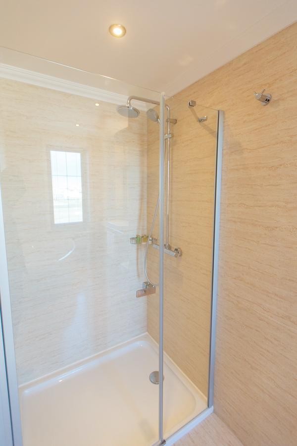 Sultan Palace Hotel Atyraū Esterno foto A shower door