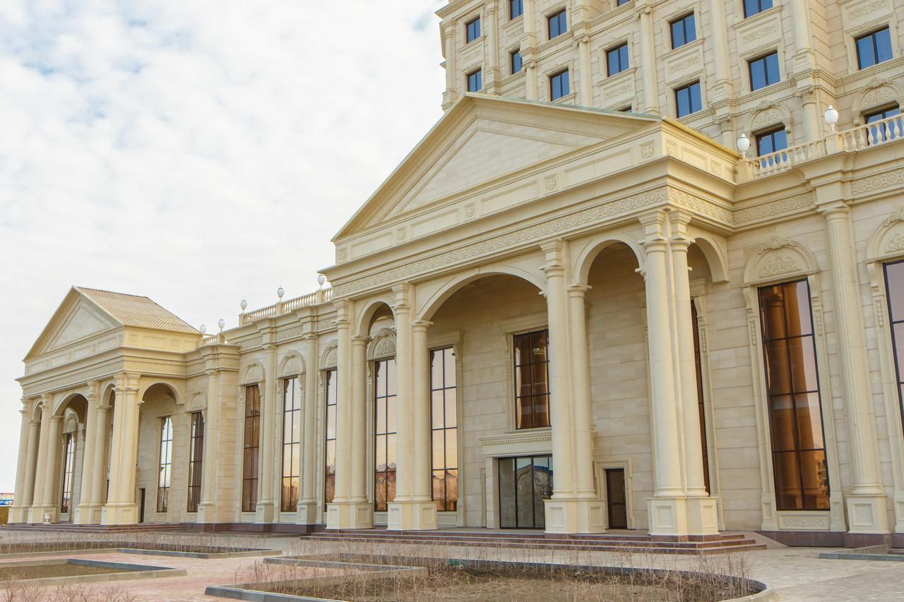 Sultan Palace Hotel Atyraū Esterno foto The main entrance of the university