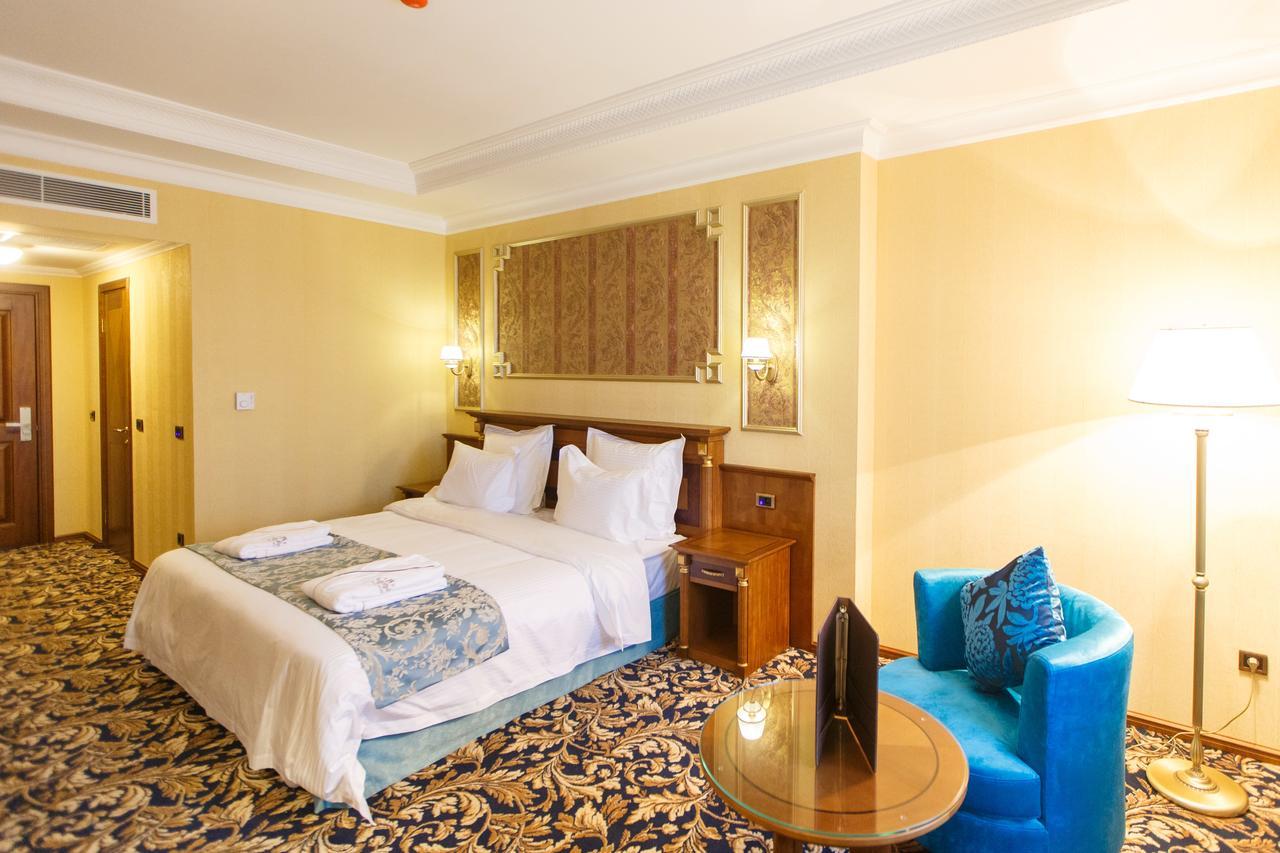 Sultan Palace Hotel Atyraū Esterno foto A room at the hotel