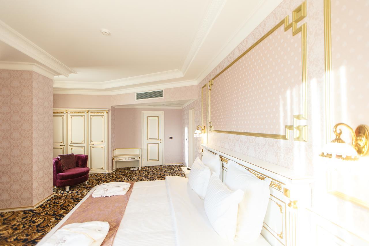 Sultan Palace Hotel Atyraū Esterno foto A room at the hotel