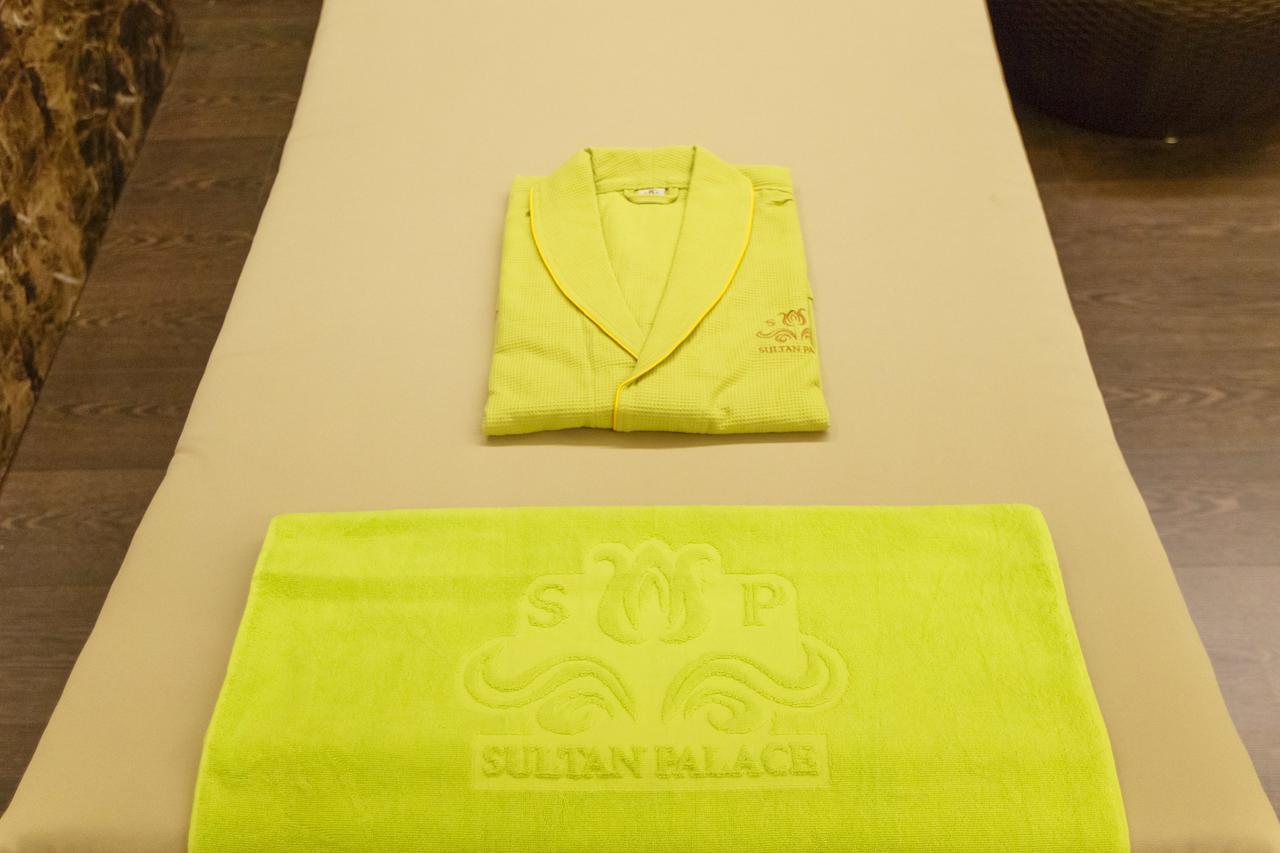 Sultan Palace Hotel Atyraū Esterno foto A bathrobe and towel