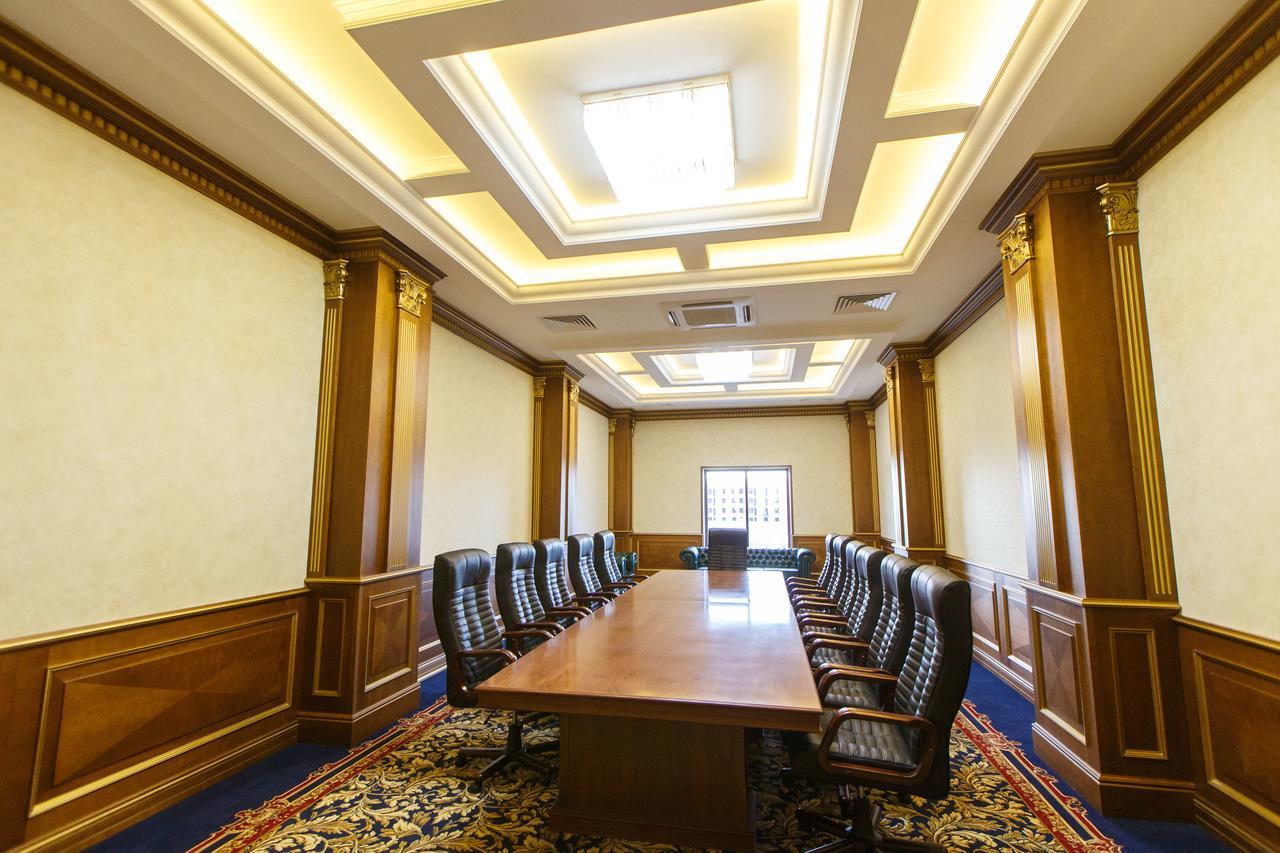 Sultan Palace Hotel Atyraū Esterno foto The meeting room of the National Assembly
