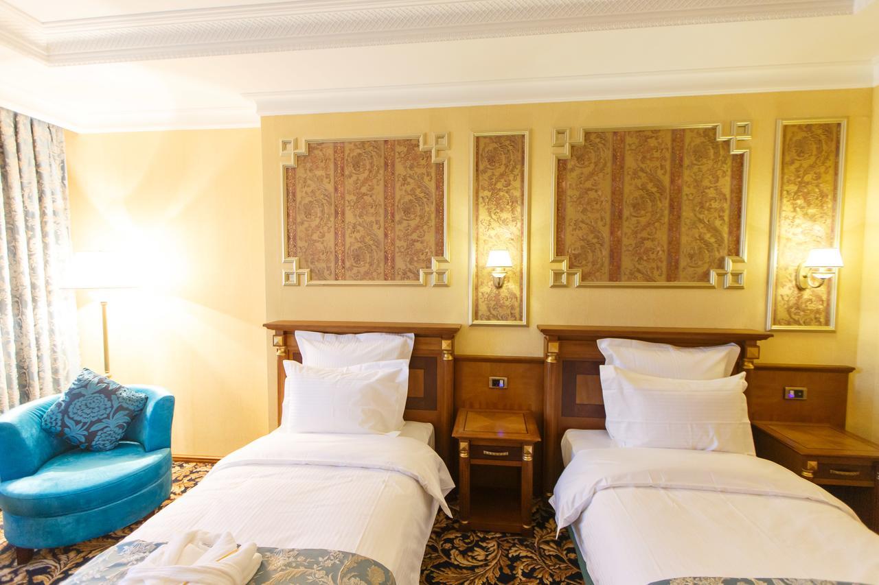 Sultan Palace Hotel Atyraū Esterno foto A room at the hotel