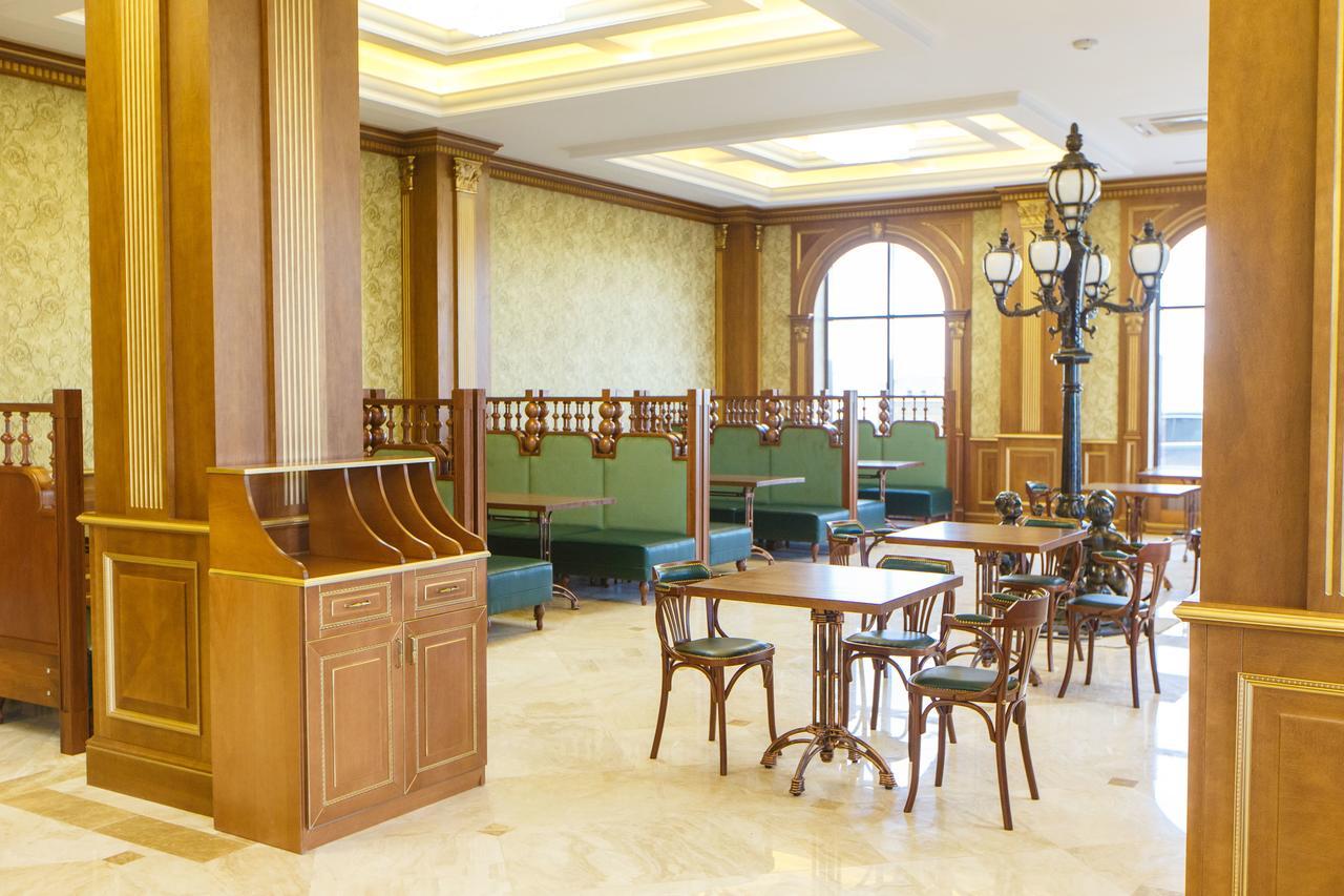 Sultan Palace Hotel Atyraū Esterno foto The interior of the restaurant