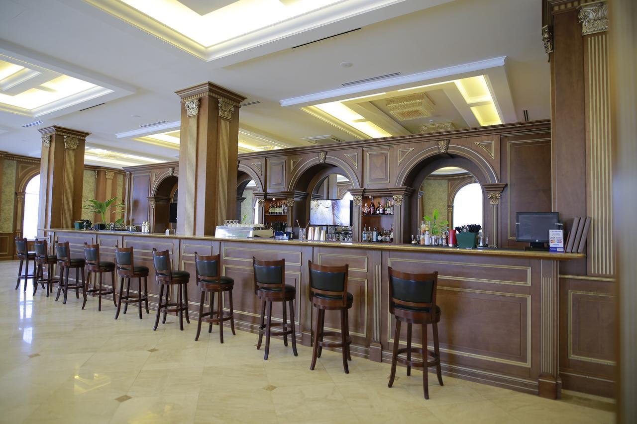 Sultan Palace Hotel Atyraū Esterno foto The bar at the hotel