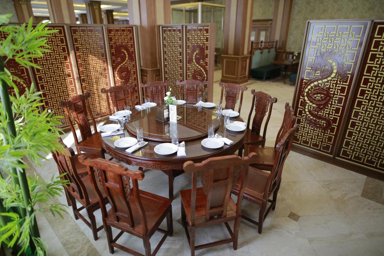Sultan Palace Hotel Atyraū Esterno foto A round table with chairs