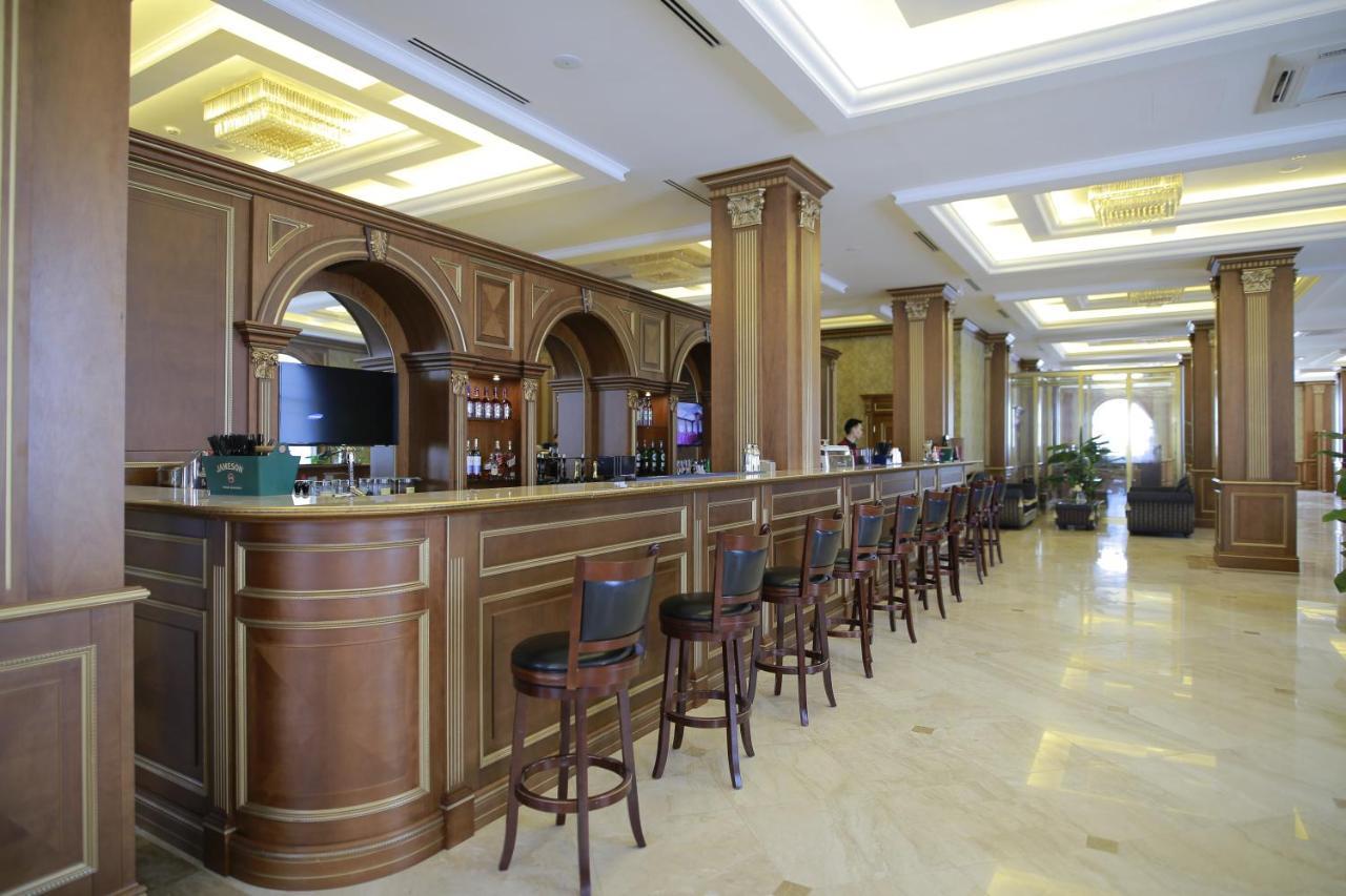 Sultan Palace Hotel Atyraū Esterno foto The bar at the hotel