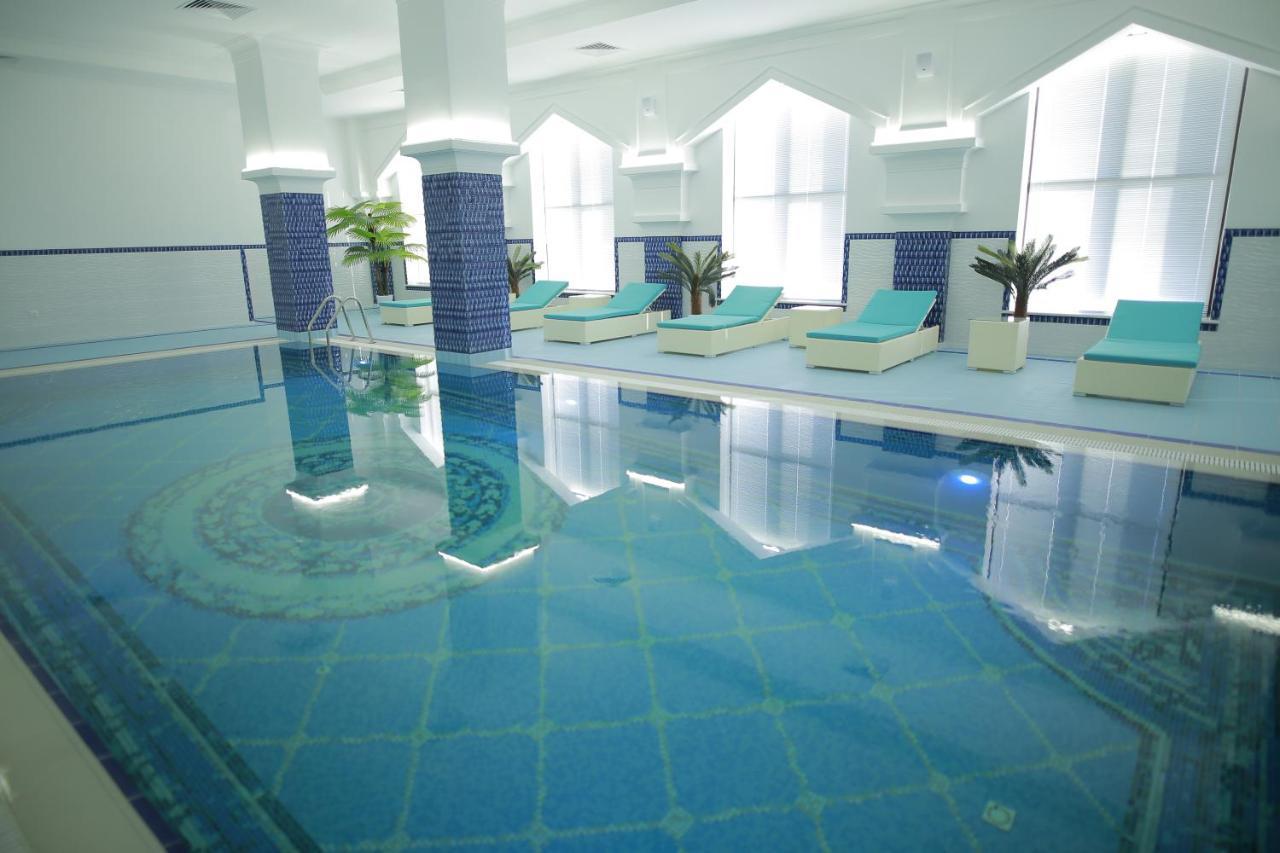 Sultan Palace Hotel Atyraū Esterno foto A swimming pool